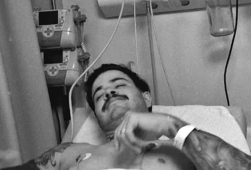 Saiba o estado de saúde do cantor Jottapê após forte crise e desmaio