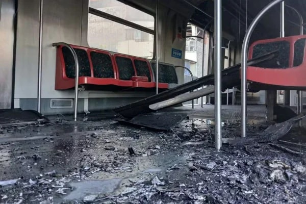 Veja como ficou o vagão após incêndio em trem da linha 12-Safira