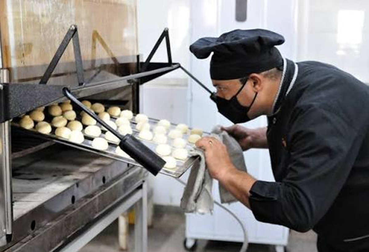 Com 30 mil vagas em aberto, padarias de MG já recorrem a pão congelado