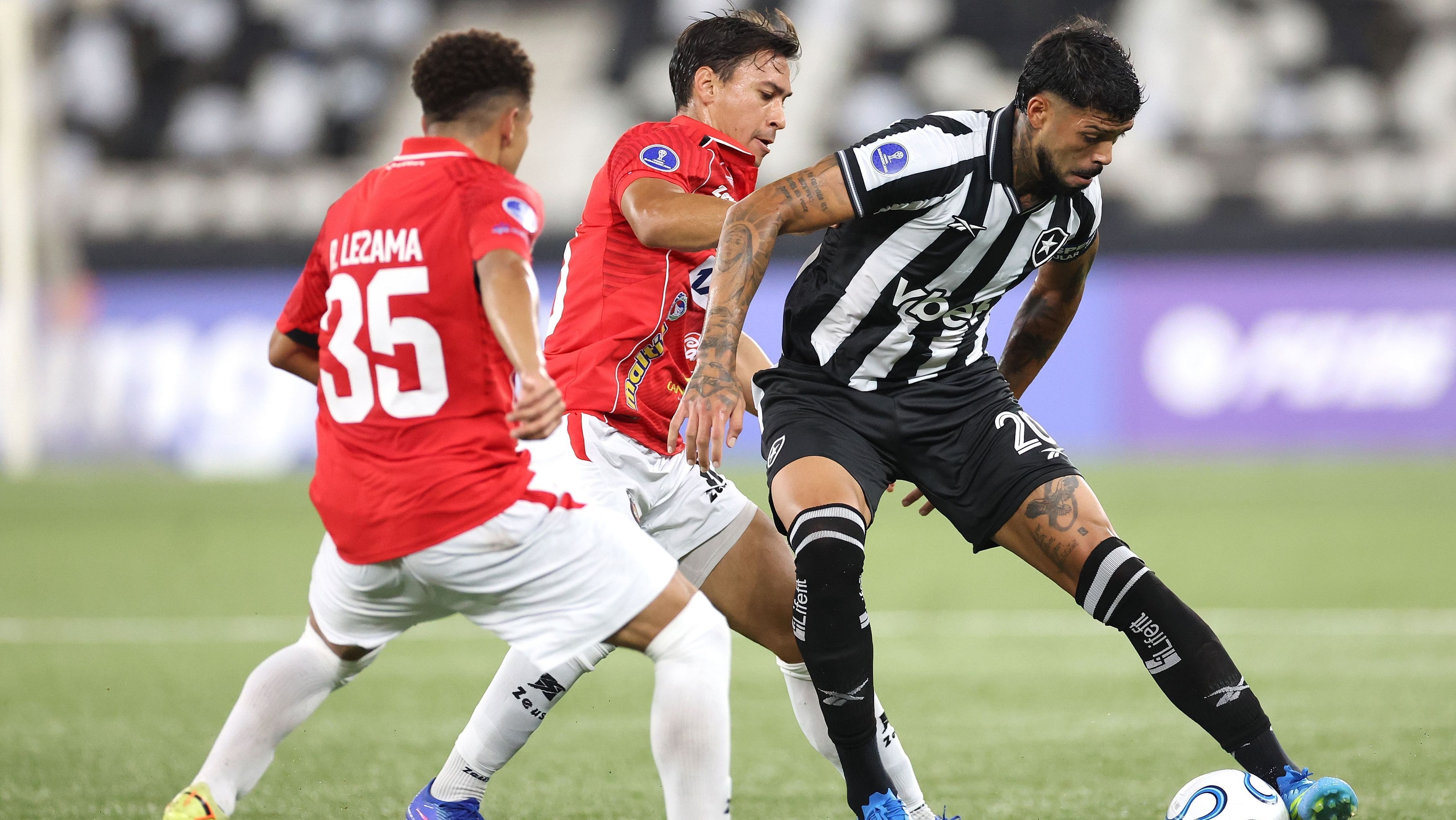 Escalação do Botafogo: lateral ainda é dúvida para jogo contra o Coritiba