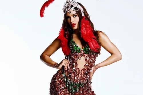 Anitta mostra samba no pé após ser anunciada como Rainha de Bateria
