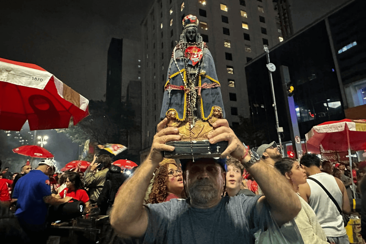 Veja fotos da festa na Avenida Paulista após reeleição de Lula