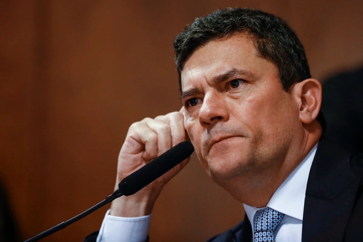 Tomar passaporte de Flávio mostra país “longe da normalidade”, diz Moro
