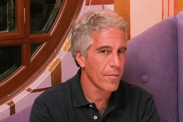 Nova ação contra Epstein pede US$ 6 milhões por imagens de abuso infantil