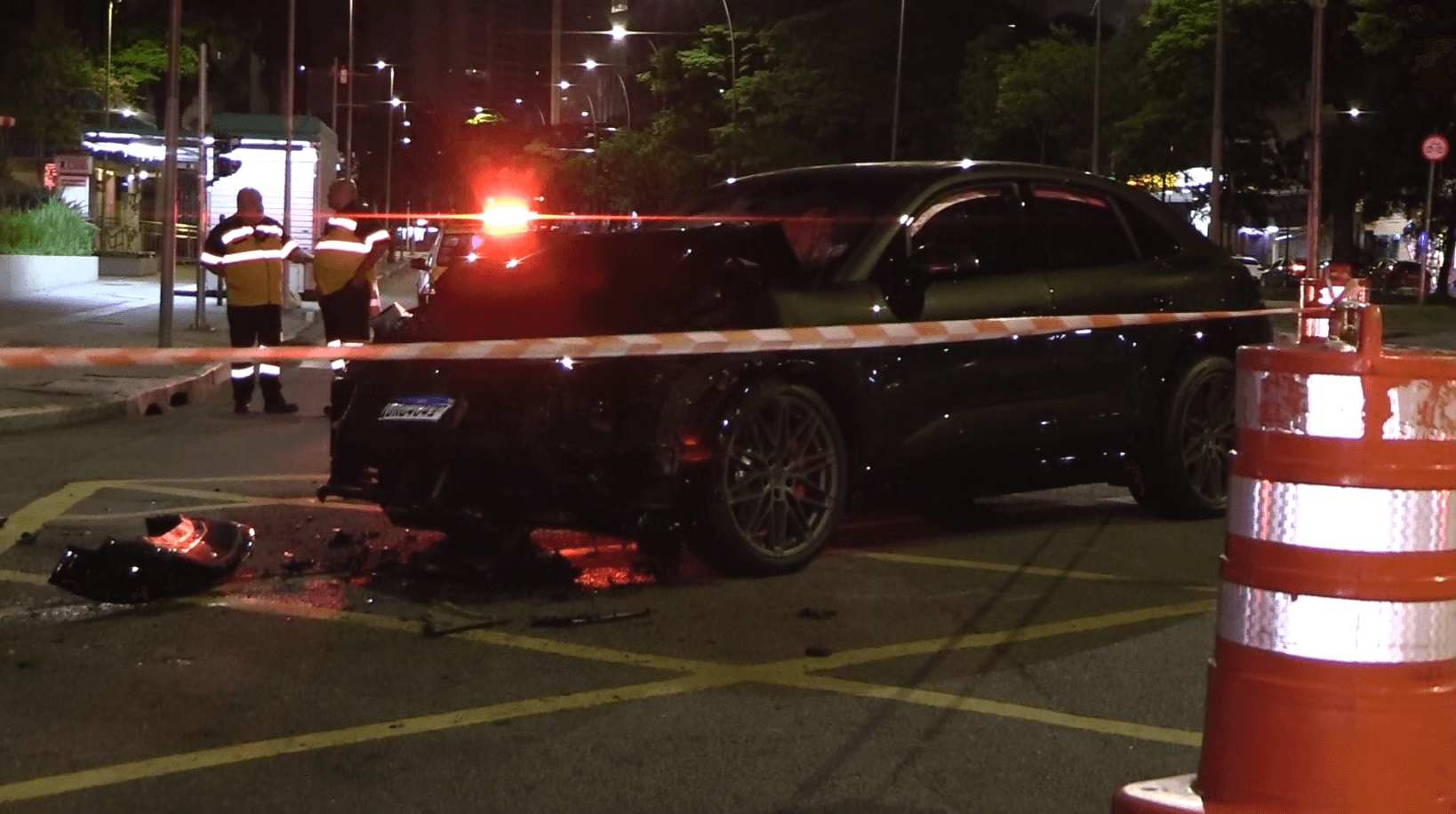 Mãe diz que dirigia Porsche em acidente em túnel; polícia apura