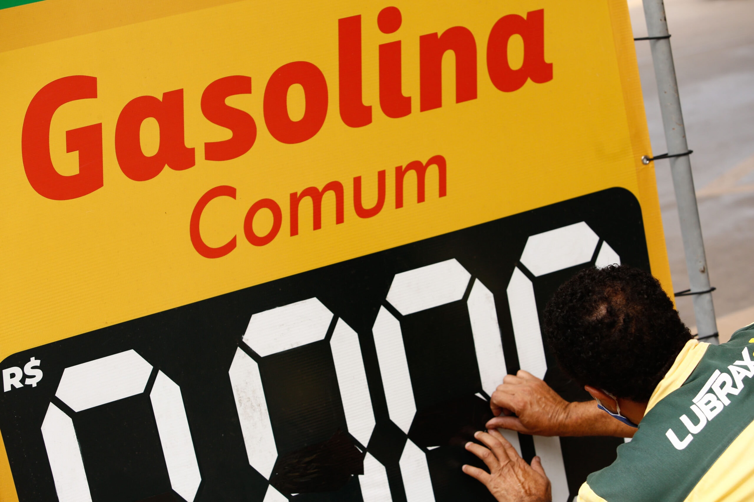 Governo prorroga subsídio de R$ 0,44 por litro da gasolina por 30 dias