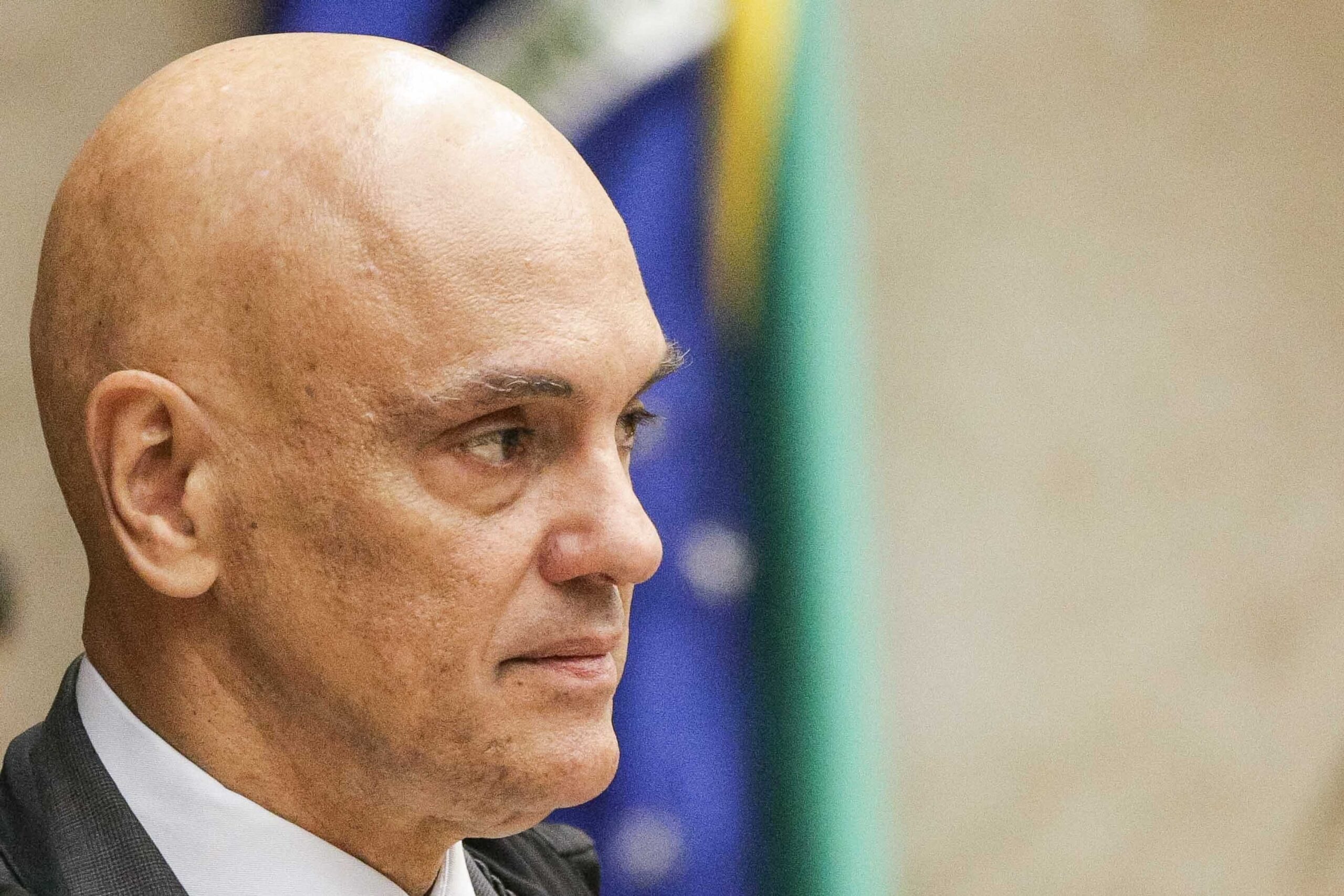 Moraes mantém domiciliar de Bolsonaro, mas proíbe visitas por 30 dias