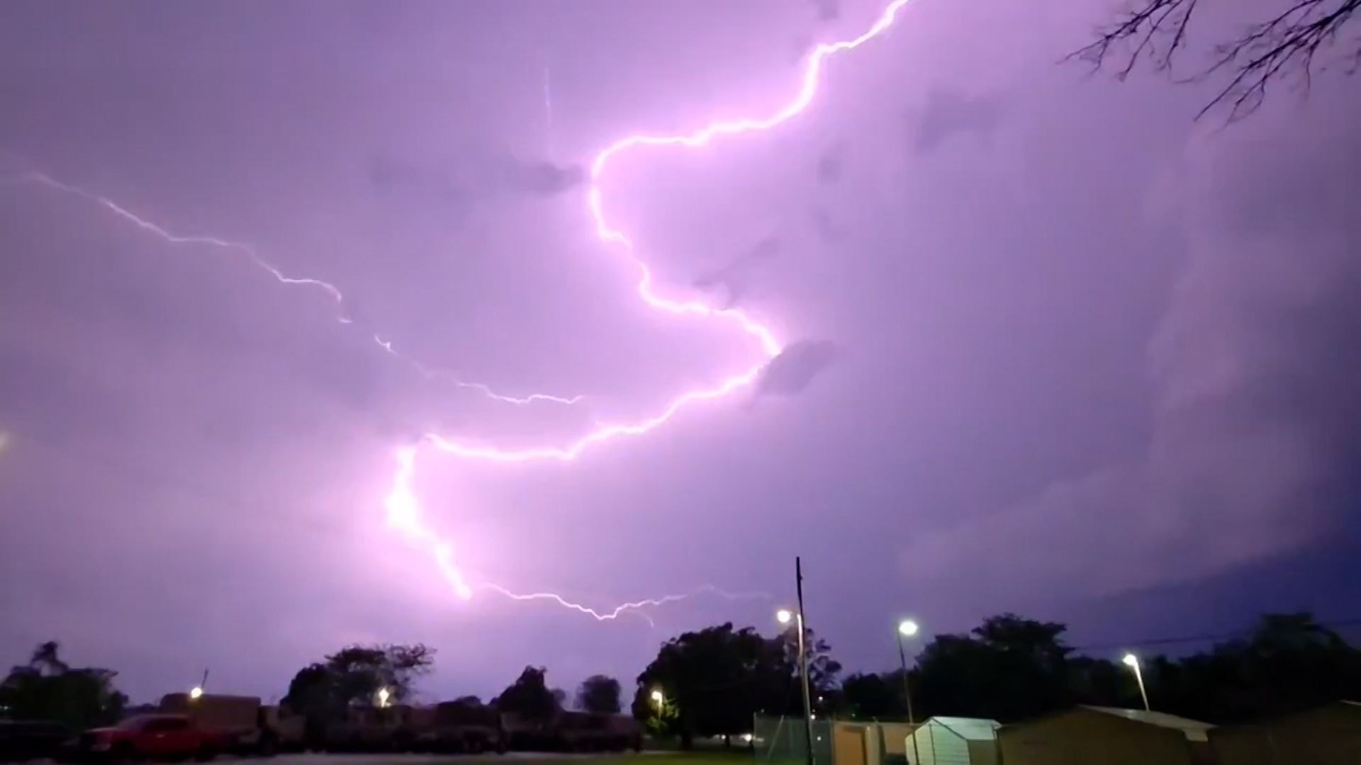 Tornados em Oklahoma deixam pelo menos 10 feridos, diz mídia local