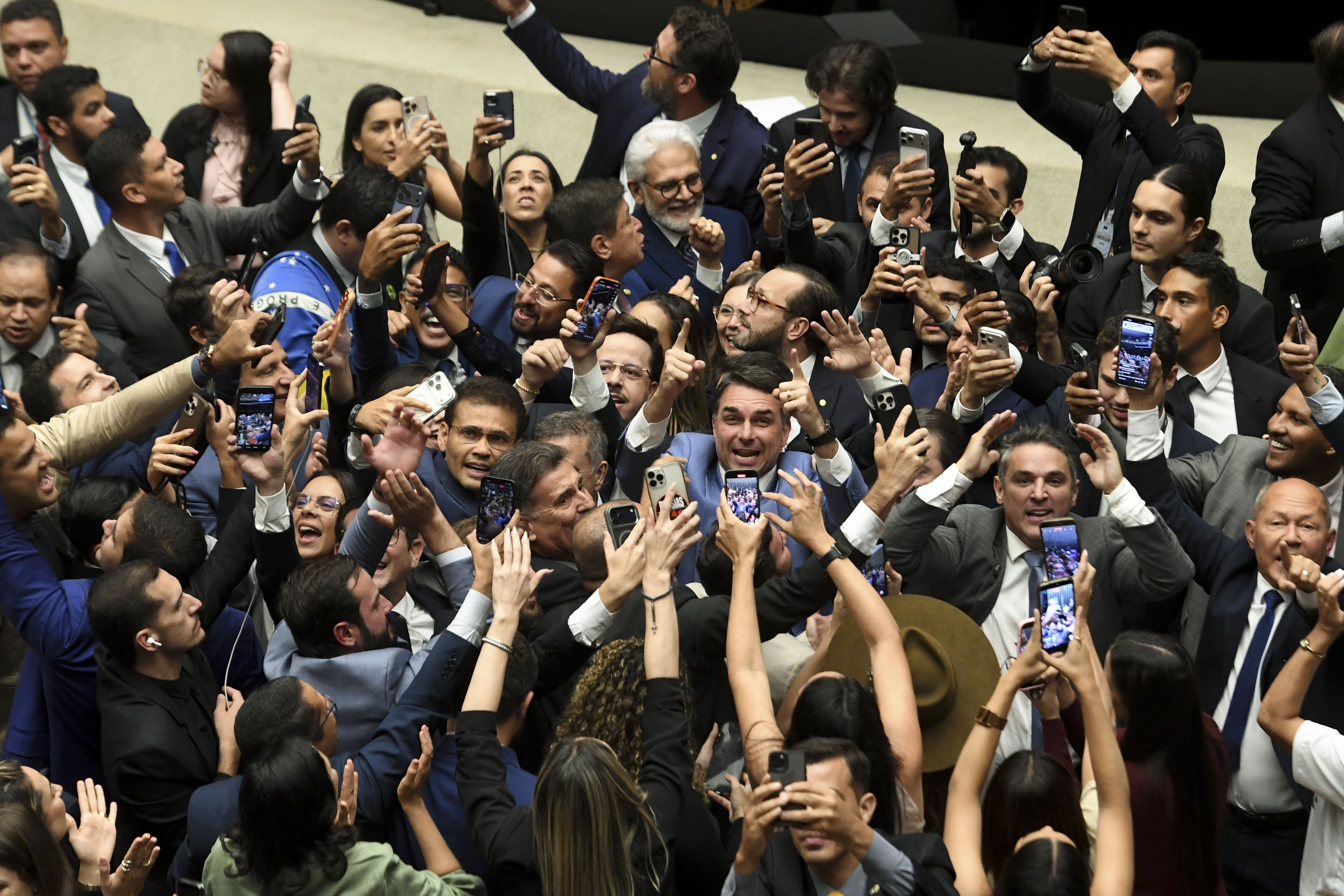 Waack: Apelo populista do fim da escala 6×1 domina políticos