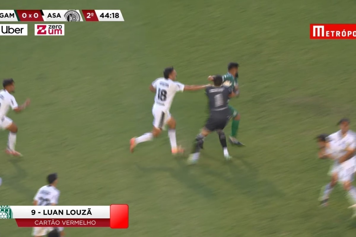 Em eliminação do Gama, ex-Palmeiras dá socos em adversários após expulsão