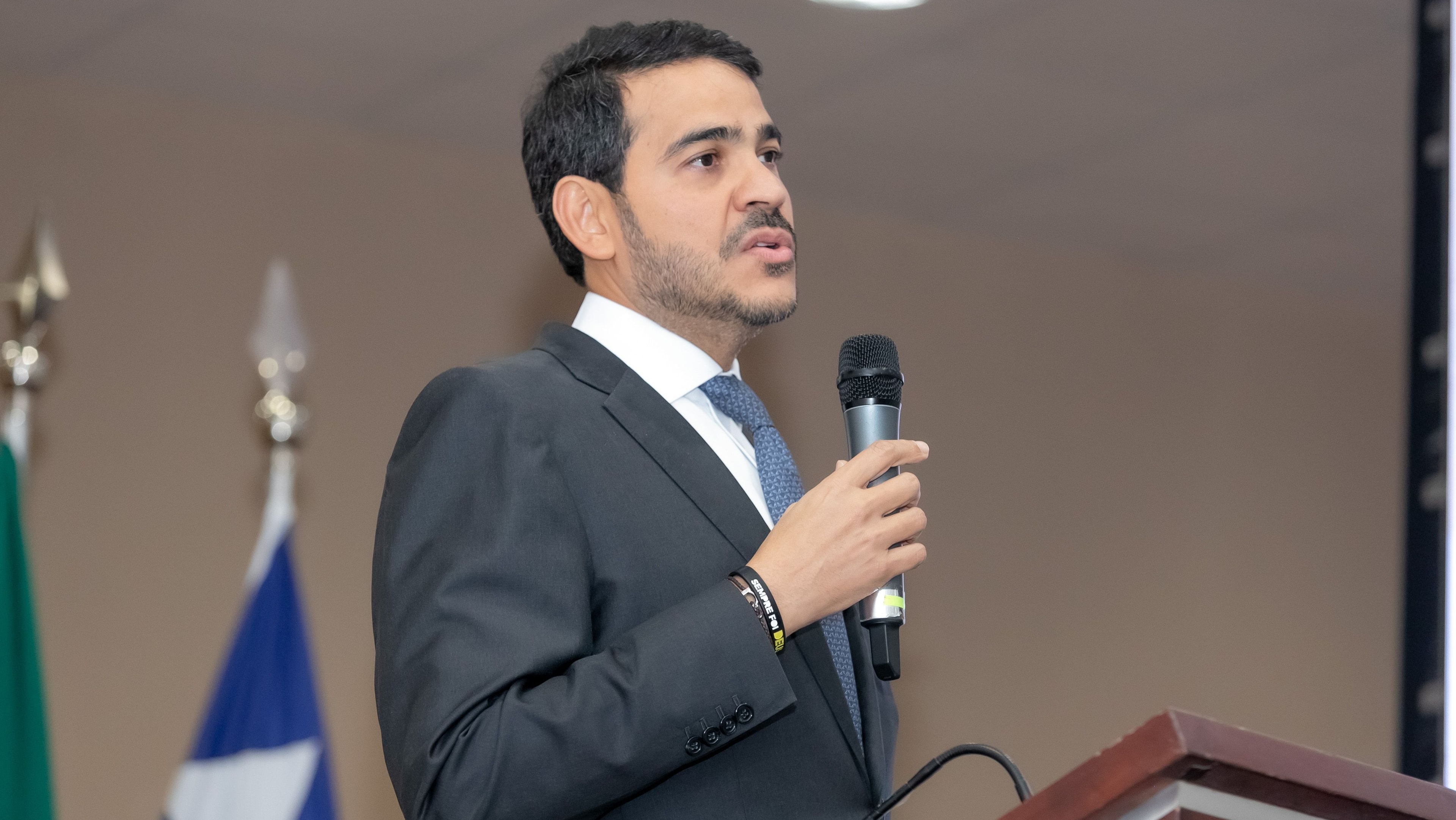 É preciso se distanciar de apelos populistas, diz Messias em sabatina