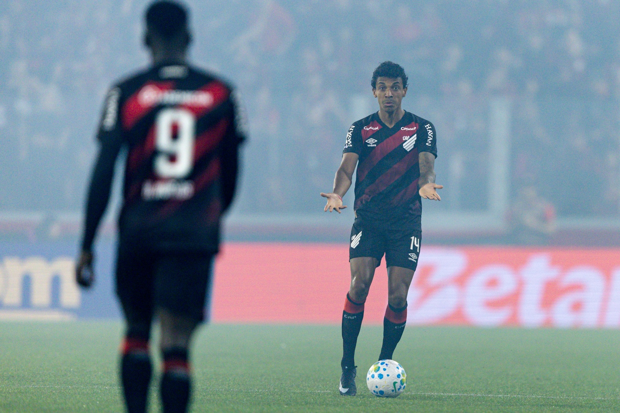 Brasileirão: de virada, Athletico-PR supera Vitória em Curitiba