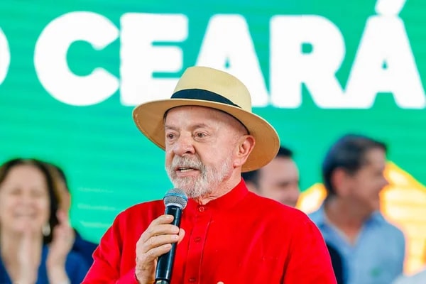 Apoiadora agarra Lula no Ceará, e Janja ajuda a “resgatar” presidente