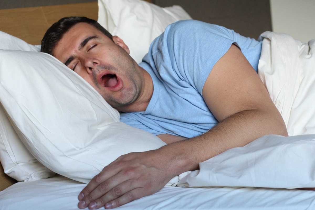 Dormir de boca aberta? Experts apontam os riscos do hábito noturno