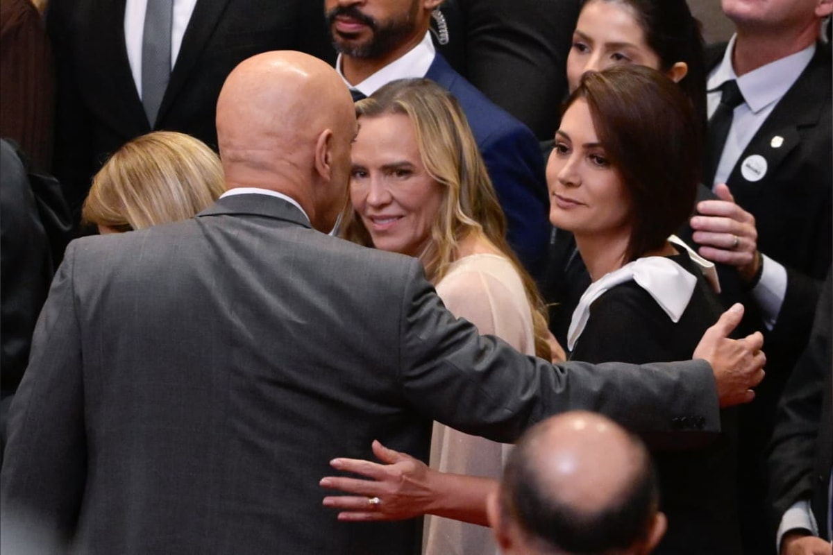 Por coerência, Moraes deveria impedir Michelle de falar com Bolsonaro