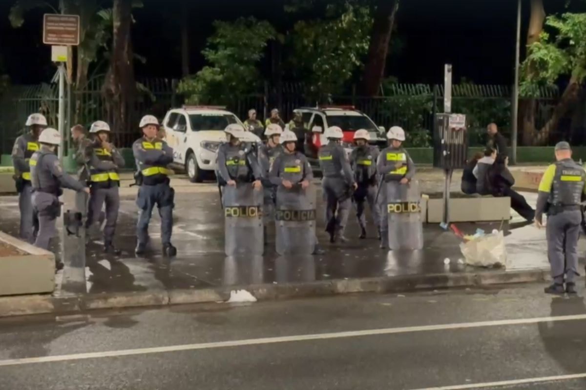 Cavalaria da PM chega à Avenida Paulista durante apuração da eleição