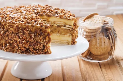 Faça torta de biscoito Maria com doce de leite e crocante de castanha