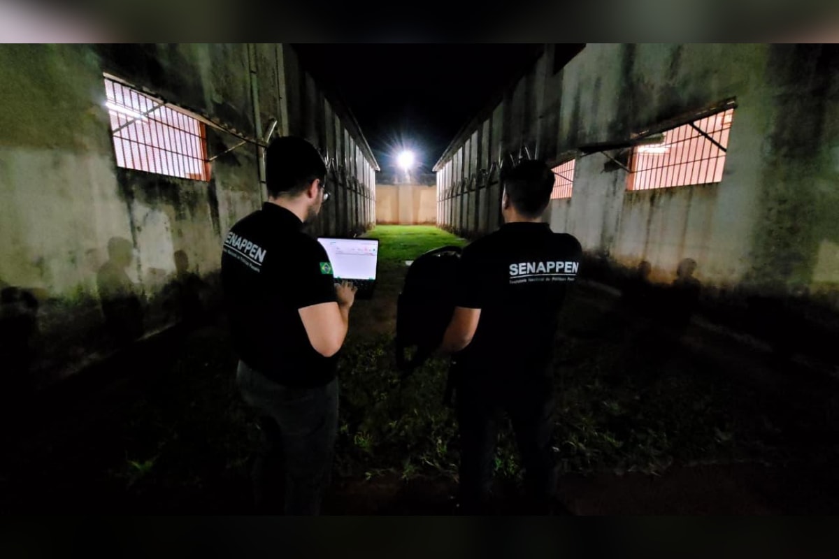 Operação bloqueia mil celulares e desmonta escritório do crime em presídios