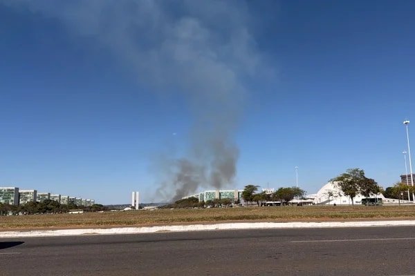 Incêndio destruiu 22 hectares e quase atingiu barracos em Brasília