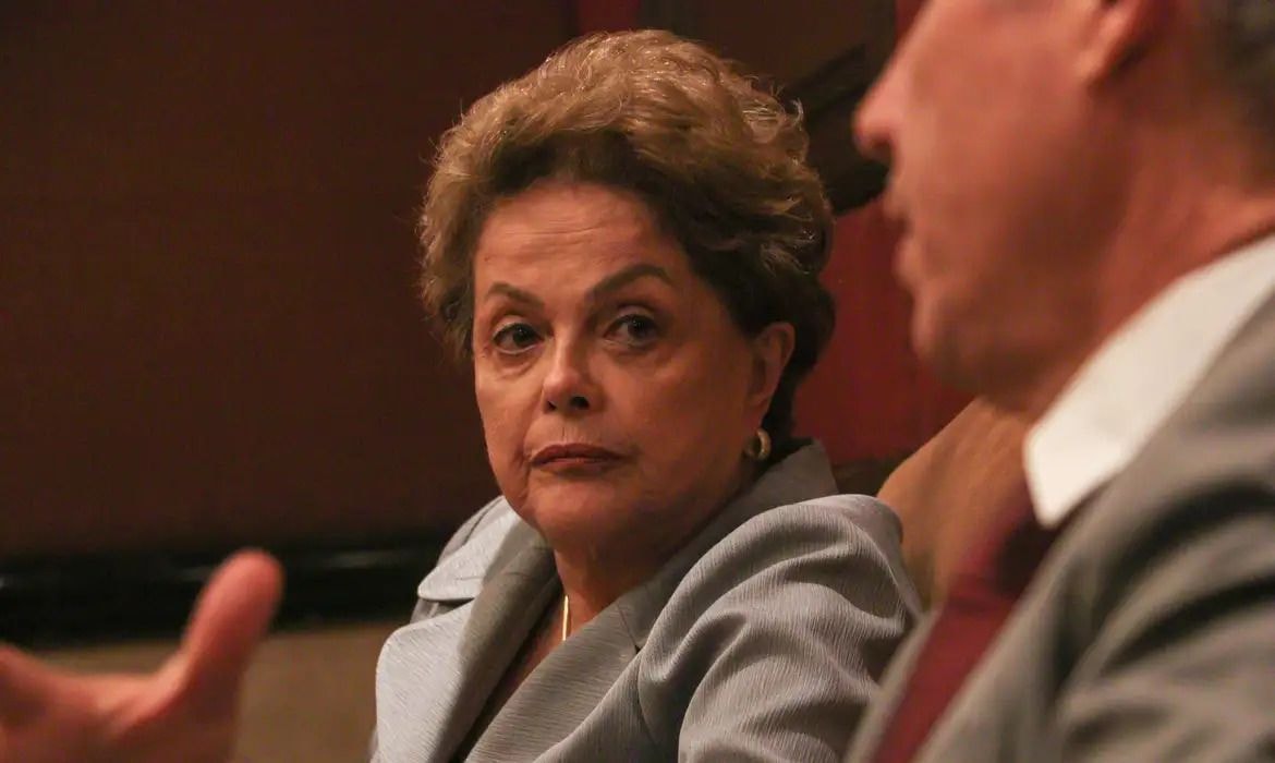Oposição alega “perseguição” contra Flávio e governistas criticam fuga