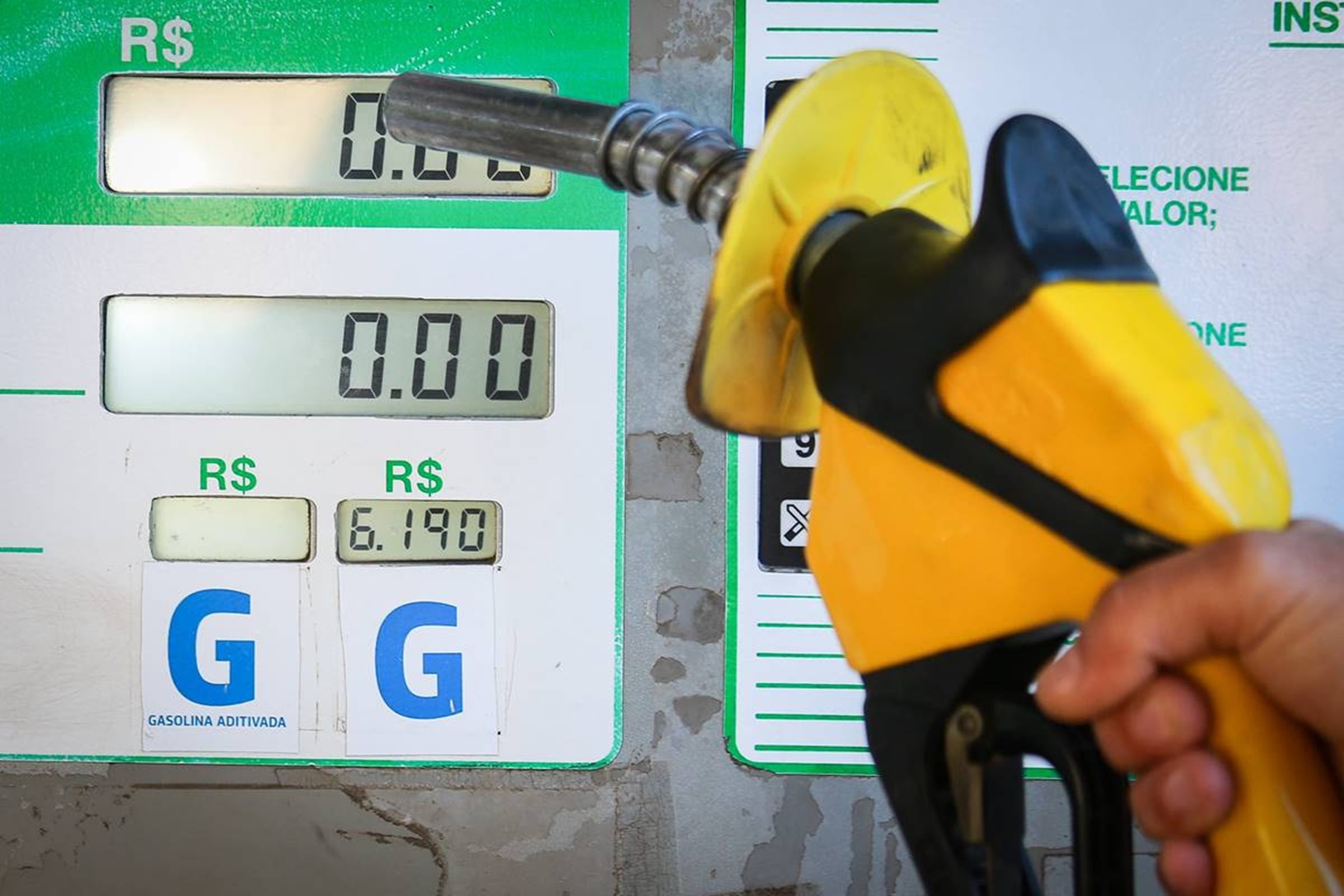 Governo estuda prorrogar subsídio de R$ 0,44 por litro da gasolina